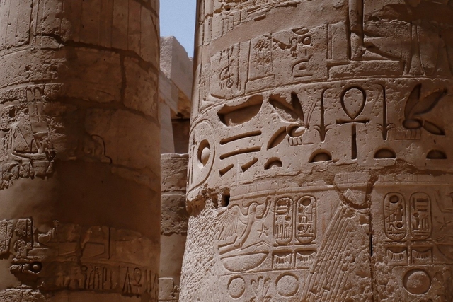Kolumna z hieroglifami w Karnaku